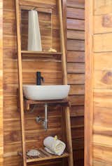  Dani built the bathroom using teak slats that give it the feel of a sauna.