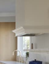 Kitchen, Wood Cabinet, Quartzite Counter, Range Hood, Undermount Sink, and Stone Slab Backsplashe  Photo 9 of 12 in Summit House by Nash Waters | Architecture