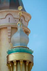 Ariel’s tower is inspired by the color of her dress while the dome features scalloped details with a pearly luster and gold highlights. A golden seashell supported by kelp and pearls serves as the tower’s finial.

Photo: ©Disney