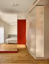 A bespoke mirrored unit divides the sleeping area from the walk-in wardrobe, while disfused glass lets distributes light from the bedroom to the ensuite.