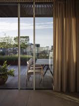 Flexible room dividers such as curtains and sliding doors abound in the residence, allowing modularity and expansiveness or enhanced intimacy, depending on the occasion.