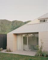 Warm Wood Finishes Sandwich the White Interiors of a Coastal Home in New Zealand - Photo 12 of 14 - 