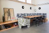 Large built-in banquette. Record player and games for entertainment. 