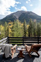 The outdoor deck was painted black to draw guests’ attention to the mountain views.