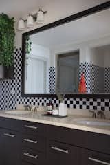 The architect added black-and-white checkered wallpaper in the bathroom to spruce up the simple design. 