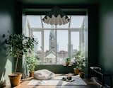 Not only is green Daniel’s favorite color, but the green in the sun room also references the greening of the copper cathedral room. “It sort of pulls the outside in, in a way,” says Fohring.