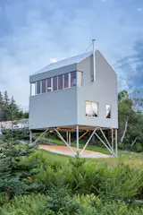 Perched on stilts over sloping terrain, the 1,050-square-foot Skybox draws from fishing shack vernacular.
