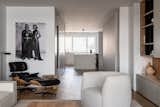 The living room and kitchen are connected by an open gallery space that frames both the kitchen island and the windows. Standing in the gallery, you can perceive both skylines, creating a sense of continuity between indoors and outdoors.