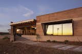 A Rammed-Earth Dwelling in New Mexico Welcomes Spectacular Sunsets