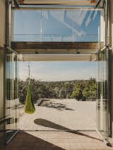 The spectacular double-height bioclimatic patio boasts a glass roof that opens and closes.