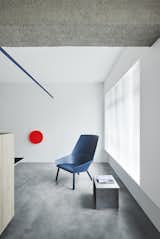 The Eugene lounge chair from e15 makes a visual statement in the common area, as with the customised neon orange coin bank on the wall, and the lighting pole on top. 