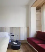 Main bedroom. Headboard detail