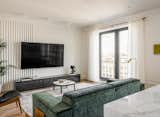 In the guest area, simple modern furniture looks especially advantageous next to the stucco decor - the Ditre Italia sofa, Tomasella cabinet and vintage sconces.