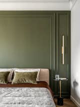 A similar technique was used in the bedroom - modern pieces were combined with a vintage chandelier and classic architectural elements. The rich green tint for the walls was chosen by the customer himself. 