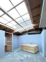 The hinoki bath with its ample space is illuminated by the shifting light from the skylight.