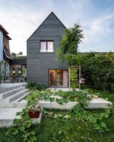 The individual rooms have different outdoor qualities: The living room looks straight out into the vineyards, the children’s tower overlooks the valley and a small breakfast terrace says hello to the neighbors in the southeast.