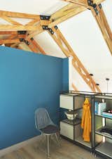 From this side, these modular pieces work as a closet for the two bedrooms located on the second floor. From the other side, the same pieces read as a dividing wall.