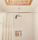 Creosote Rainfall Shower emits the fragrance of desert rain, and the sunroof allows a bright light from either the sun or the moon whilst you bathe. 