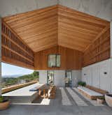 The porch allows to enjoy the views in this house where the outside and inside are constantly connected.