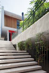 The designers applied solutions typically found in country houses, especially the important connection between the house’s volumetry and the garden – which happened to be an important agent in this project’s conception. Photo: Daniel Ducci.