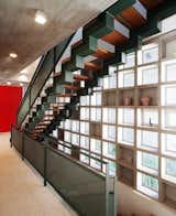 The staircase is one of the design’s highlights, since it combines metallic structure and wooded steps, in addition to a concrete hollow brick wall that allow the entrance of natural lighting. Photo: Daniel Ducci.