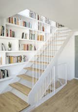 A Seaside Home Near Barcelona Gets a Bright Update With a Top-Level Library - Photo 6 of 10 - 