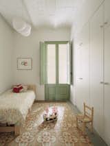 Original Tile Sets the Stage for a Family’s Apartment Revamp in Barcelona - Photo 4 of 12 - 