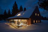 A Hidden Glass Extension With a Reflective Ceiling Cracks Open a Century-Old Cabin - Photo 7 of 21 - 