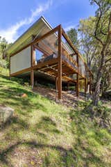 This Home’s Hillside Perch Gives It the Feeling of Floating in the Trees - Photo 10 of 40 - 