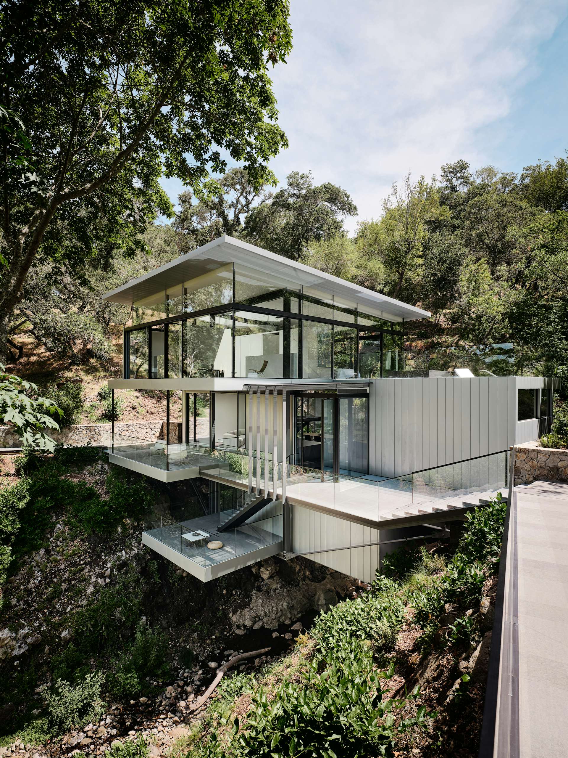 Photo 3 of 34 in This See-Through California Home Magically Hangs Above ...