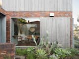 A Compact Home in Suburban Australia Lives Large With a Garden and Outdoor Bath - Photo 4 of 18 - 