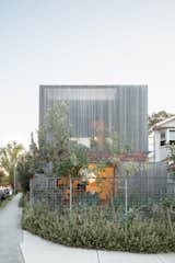 A Compact Home in Suburban Australia Lives Large With a Garden and Outdoor Bath - Photo 3 of 18 - 