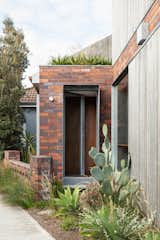 A Compact Home in Suburban Australia Lives Large With a Garden and Outdoor Bath - Photo 5 of 18 - 