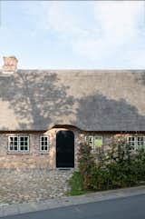 A Dilapidated 1800s Farmhouse Is Revived With a New Thatched Roof and a More Open Plan - Photo 5 of 21 - 