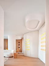 Supple Lines and Lush Outdoor Areas Revive an Apartment in a Madrid Landmark - Photo 11 of 26 - 