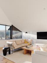 Big Windows and White Interiors Punch Up a Gloomy ’60s California Beach House - Photo 14 of 20 - 