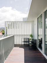 A Crisp White One-Bed Addition Is Parked Atop a Two-Car Garage in Tasmania - Photo 5 of 12 - 