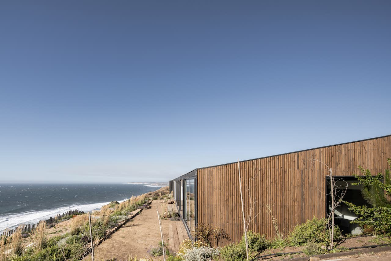 Photo 3 of 11 in This Cliffside Home in Chile Captures Ocean Views ...