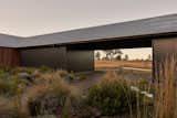A Mighty Corrugated Metal Roof Ties Together a Compound in Rural Australia - Photo 7 of 25 - 