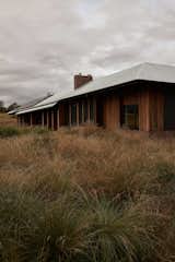 A Mighty Corrugated Metal Roof Ties Together a Compound in Rural Australia - Photo 11 of 25 - 