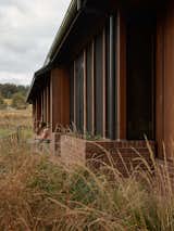 A Mighty Corrugated Metal Roof Ties Together a Compound in Rural Australia - Photo 8 of 25 - 