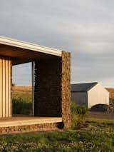 Gabion Walls Made of Volcanic Rock Flank a Flat-Roofed Farmhouse in Australia - Photo 6 of 28 - 
