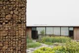 Gabion Walls Made of Volcanic Rock Flank a Flat-Roofed Farmhouse in Australia - Photo 8 of 28 - 