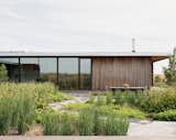 Gabion Walls Made of Volcanic Rock Flank a Flat-Roofed Farmhouse in Australia - Photo 9 of 28 - 