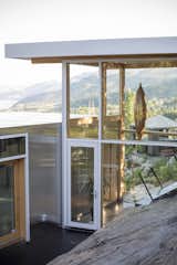 A Mirrored Addition Melds With Its Rocky Site in British Columbia - Photo 10 of 20 - 