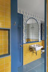 A little panel of wallpaper against sunny yellow tile feels fresh without being twee.&nbsp;