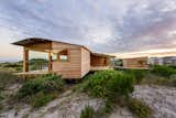 This South African Beach House’s Gently Curving Roof Combats Aggressive Winds - Photo 5 of 13 - 