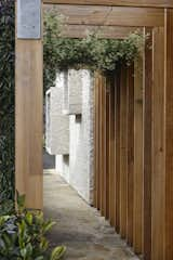 Exposed Rafters Bridge This Australian Home With Its Lushly Landscaped Yard - Photo 7 of 24 - 