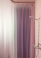Curtains on Curving Tracks Keep This Geneva Apartment’s Interiors Fluid - Photo 12 of 15 - 