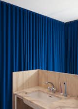 Curtains on Curving Tracks Keep This Geneva Apartment’s Interiors Fluid - Photo 13 of 15 - 
